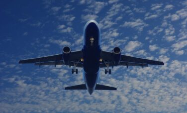 location de jet privé: grand avion dans le ciel bleu