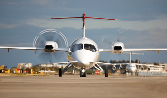 location de jet privé, avion blanc sur la piste.