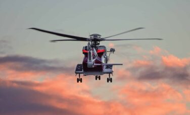 Hélicoptère de transport en vol dans un ciel rosé