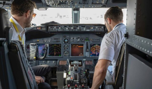 Équipage à bord d'un jet privé : deux pilotes en préparation de vol