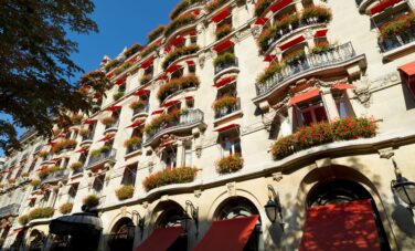 Vue extérieure de l'hotel de luxe Plaza athenee