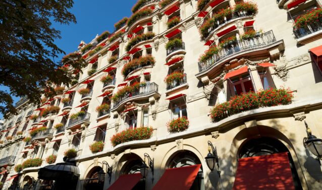 Vue extérieure de l'hotel de luxe Plaza athenee