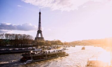 Hotel de luxe palace Shangri La Paris vue sur la Seine et la Tour Eiffel