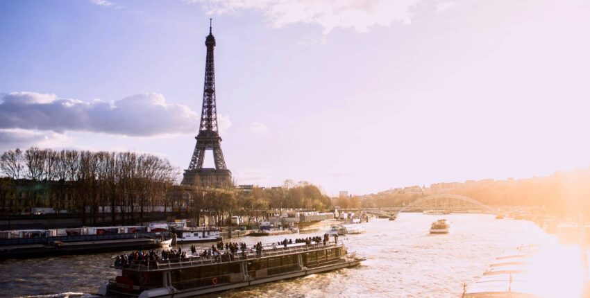 Hotel de luxe palace Shangri La Paris vue sur la Seine et la Tour Eiffel