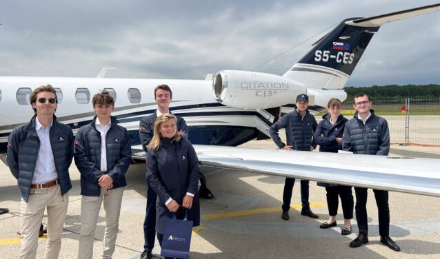 Photo équipe courtier aérien AEROAFFAIRES devant jet privé
